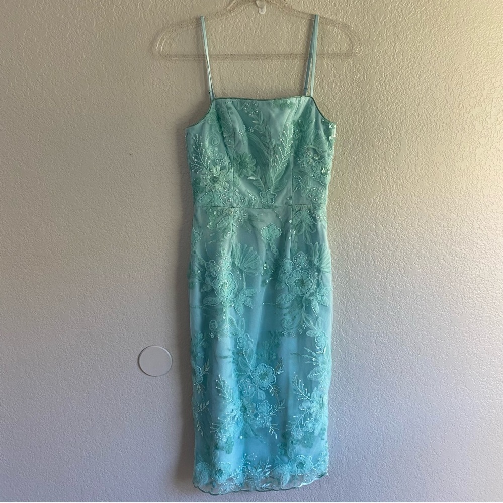 Dress The Population
Josselyn Beaded & Sequin Midi-Dress